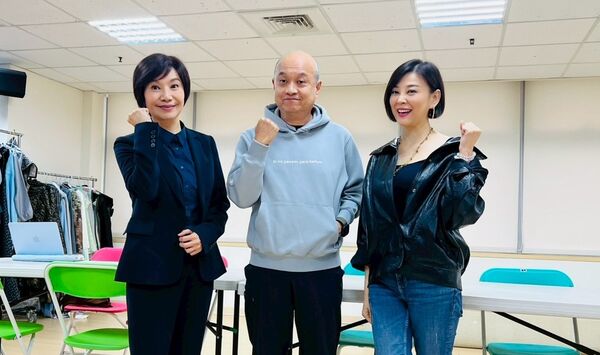 ▲方馨為戲落髮。(圖/民視提供)