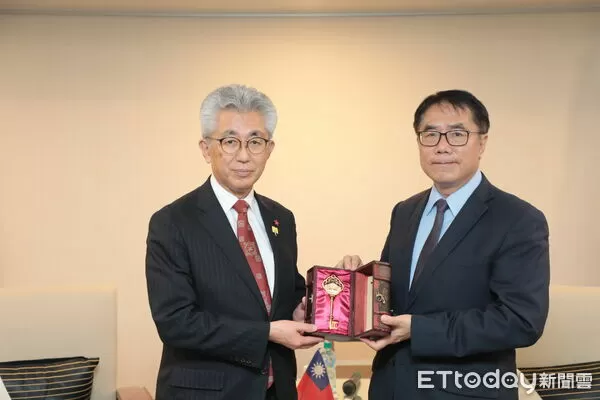 ▲弘前市長櫻田宏率團拜會台南市府,黃偉哲市長致贈感謝狀。(記者林東良翻攝,下同)