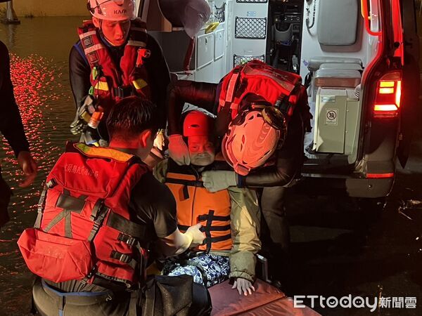 ▲▼昨晚蘇澳大淹水,救災人員共計救出 89名民眾、協助139名民眾避難撤離(含垂直避難)。(圖/記者游芳男翻攝,下同)