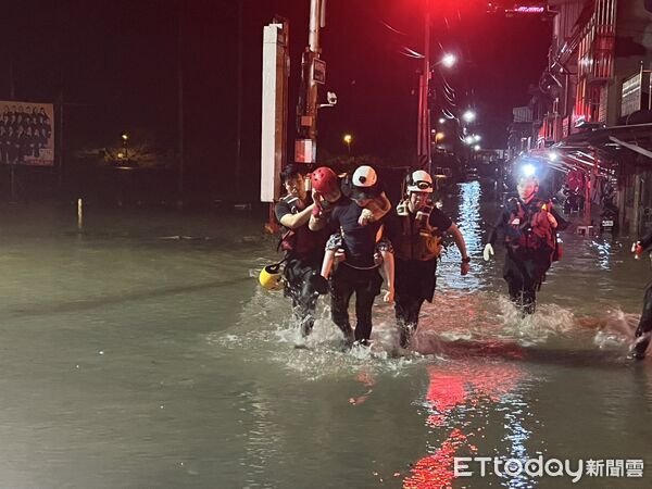▲▼昨晚蘇澳大淹水,救災人員共計救出 89名民眾、協助139名民眾避難撤離(含垂直避難)。(圖/記者游芳男翻攝,下同)