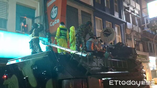 ▲▼昨晚蘇澳大淹水,救災人員共計救出 89名民眾、協助139名民眾避難撤離(含垂直避難)。(圖/記者游芳男翻攝,下同)