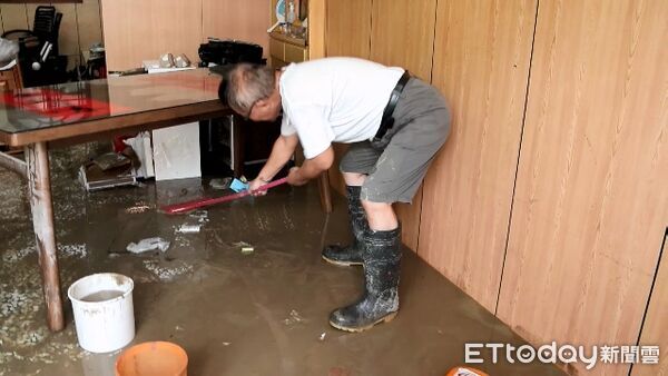 ▲▼蘇澳淹水已退,店家擺設物或住家家俱受損嚴重。(圖/記者游芳男翻攝,下同)