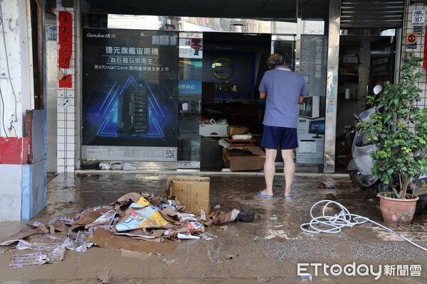 ▲▼蘇澳淹水已退,店家擺設物或住家家俱受損嚴重。(圖/記者游芳男翻攝,下同)
