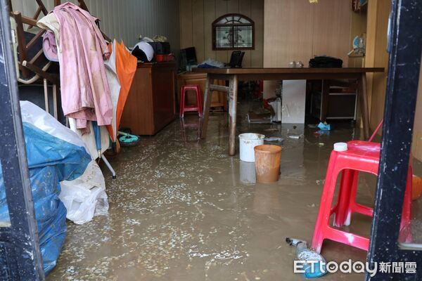 ▲▼蘇澳淹水已退,店家擺設物或住家家俱受損嚴重。(圖/記者游芳男翻攝,下同)