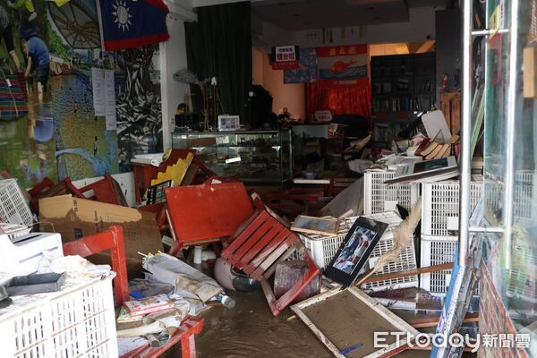 ▲▼蘇澳淹水已退,店家擺設物或住家家俱受損嚴重。(圖/記者游芳男翻攝,下同)