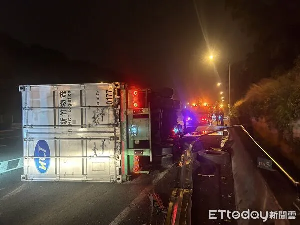 ▲國道1號苗栗三義交流道,今凌晨發生物流貨櫃車翻覆事故,交通受阻1小時。(圖/記者楊永盛翻攝)