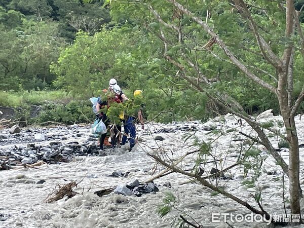 ▲▼消防人員架設繩索溯溪搶救宜蘭白米溪暴漲受困住戶。(圖/記者游芳男翻攝,下同)
