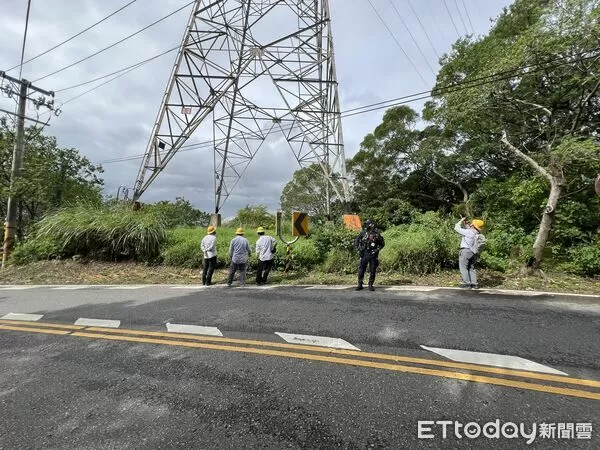 ▲虎頭山男子吊掛電塔上,已明顯死亡。(圖/記者沈繼昌翻攝)