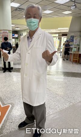 ▲新營醫院慶祝醫師節,院長莊毓民致贈專屬醫師袍,感謝醫師守護健康的奉獻精神。(記者林東良翻攝,下同)