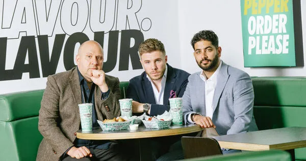 英國企業家湯姆・葛羅根(中)年僅35歲就將Wingstop UK出售,晉升為億萬富翁。(圖/翻攝自X,@Tngtweets1)