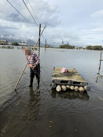 ▲▼ 宜蘭大淹水!護理師冒險「騎車登竹筏」去上班 敬業感動眾人 。(圖/張亮軒提供)