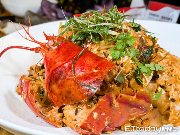 ▲晶華酒店邀新加坡法餐之父客座指導 端出招牌肉骨茶、炒龍蝦麵。(圖/記者黃士原攝)