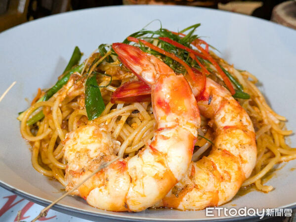 ▲晶華酒店邀新加坡法餐之父客座指導 端出招牌肉骨茶、炒龍蝦麵。(圖/記者黃士原攝)