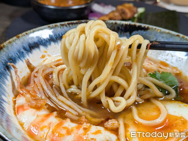 ▲晶華酒店邀新加坡法餐之父客座指導 端出招牌肉骨茶、炒龍蝦麵。(圖/記者黃士原攝)