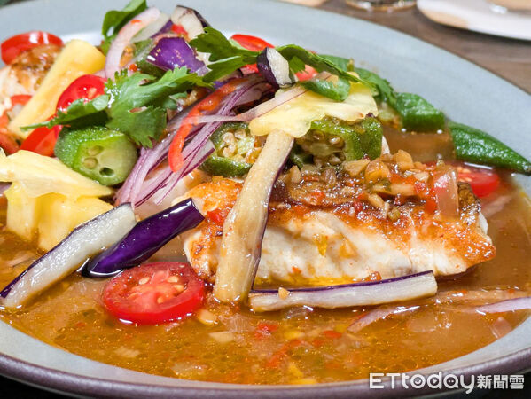 ▲晶華酒店邀新加坡法餐之父客座指導 端出招牌肉骨茶、炒龍蝦麵。(圖/記者黃士原攝)