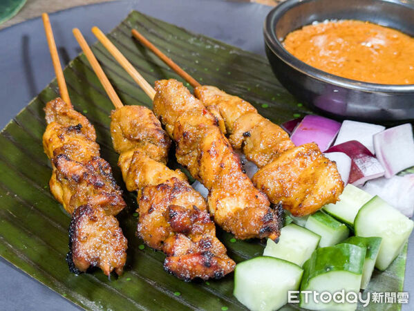 ▲晶華酒店邀新加坡法餐之父客座指導 端出招牌肉骨茶、炒龍蝦麵。(圖/記者黃士原攝)