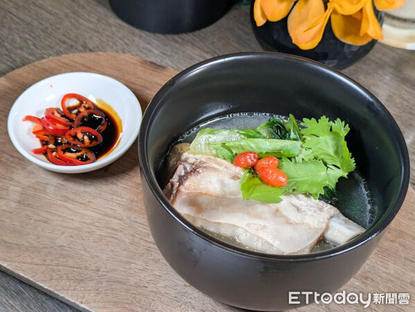 ▲晶華酒店邀新加坡法餐之父客座指導 端出招牌肉骨茶、炒龍蝦麵。(圖/記者黃士原攝)