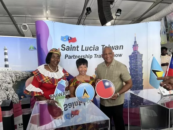 ▲駐聖露西亞大使蘇瑩君(中)、露國商工部長希波莉(Emma Hippolyte)(左)及副總理兼觀光、投資、創意產業、文化暨新聞部部長希瑞爾(Dr. Ernest Hilaire)(右1)於台灣館前合影。(圖/貿協提供)