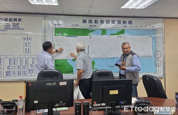 ▲台電台南區處成立災害應變中心,全力防範鳳凰颱風影響供電安全。(記者林東良翻攝,下同)