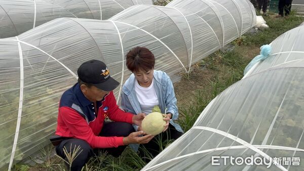 ▲立委陳亭妃表示,鳳凰颱風來襲時堅守台南,委由主任完成市長初選登記。(記者林東良翻攝,下同)