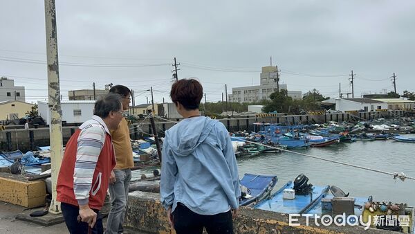 ▲立委陳亭妃表示,鳳凰颱風來襲時堅守台南,委由主任完成市長初選登記。(記者林東良翻攝,下同)