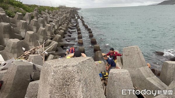 ▲▼ 基隆釣魚男叫不醒 送醫搶救中 。(圖/記者郭世賢翻攝)