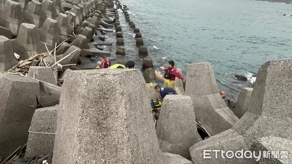 ▲▼ 基隆釣魚男叫不醒 送醫搶救中 。(圖/記者郭世賢翻攝)