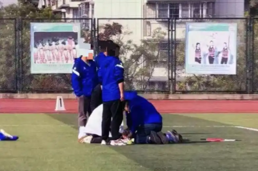 ▲周圍的人馬上過去CPR。(圖/翻攝自極目新聞)