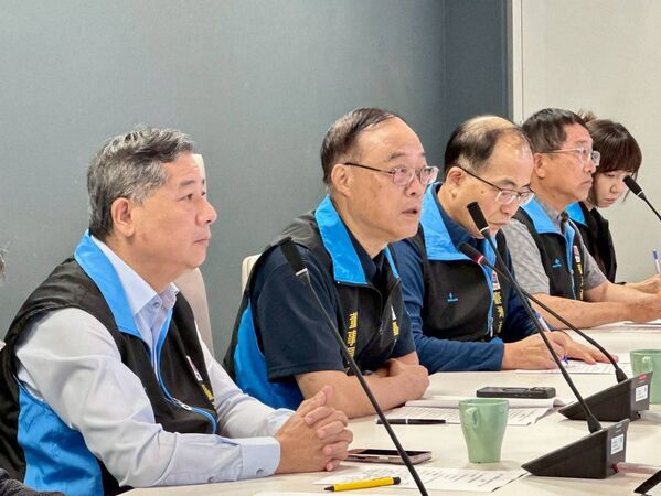 ▲港務公司周永暉董事長(左2)強調各項防颱作為須提前部署,左為公司總經理王錦榮。(圖/港務公司提供)