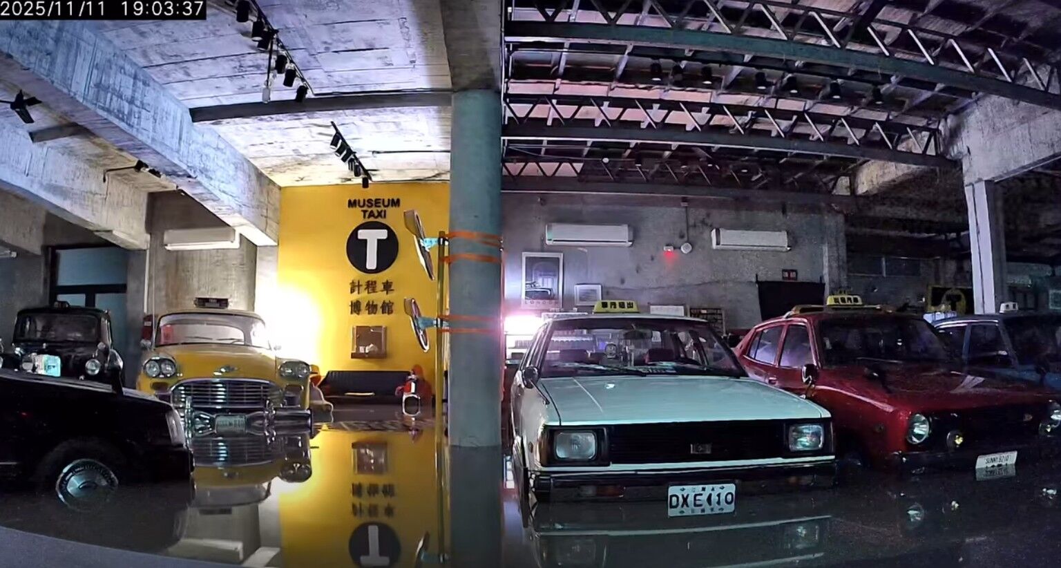 ▲▼全球唯一「計程車博物館」泡水慘況曝光。(圖/翻攝自Facebook/TAXI Museum 計程車博物館)