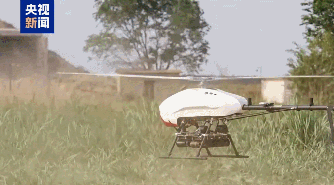 ▲「飛鯨」身掛火箭彈,還能掛小航彈、迫擊炮彈等,可持續投擲打擊營地內建築和車輛。(圖/翻攝央視)