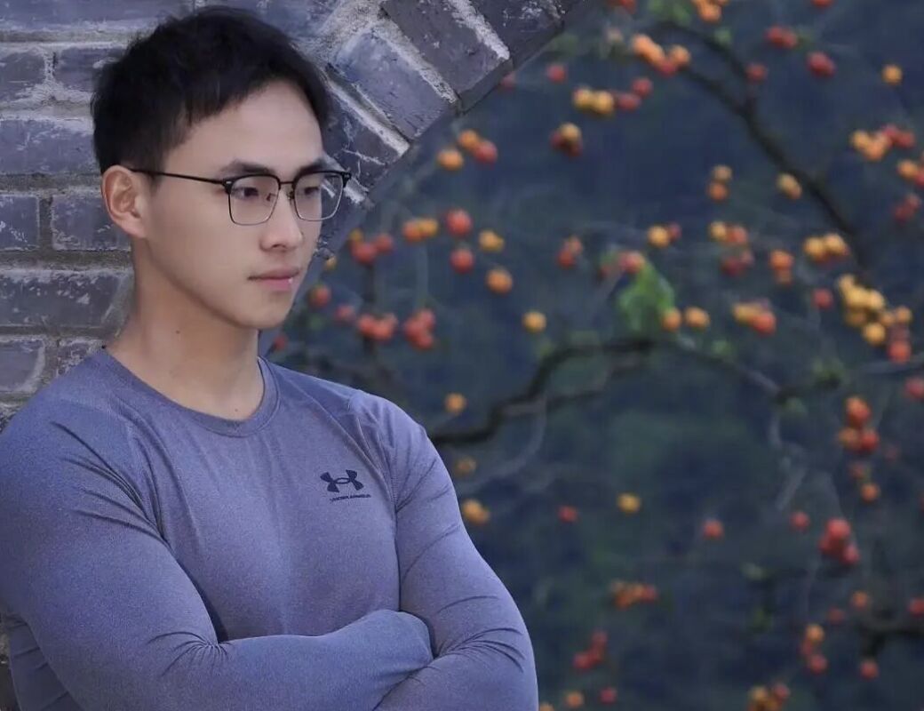 ▲路「最帥村幹部」秀肌肉夾爆柿子行銷農產品爆紅。(圖/翻攝微博)