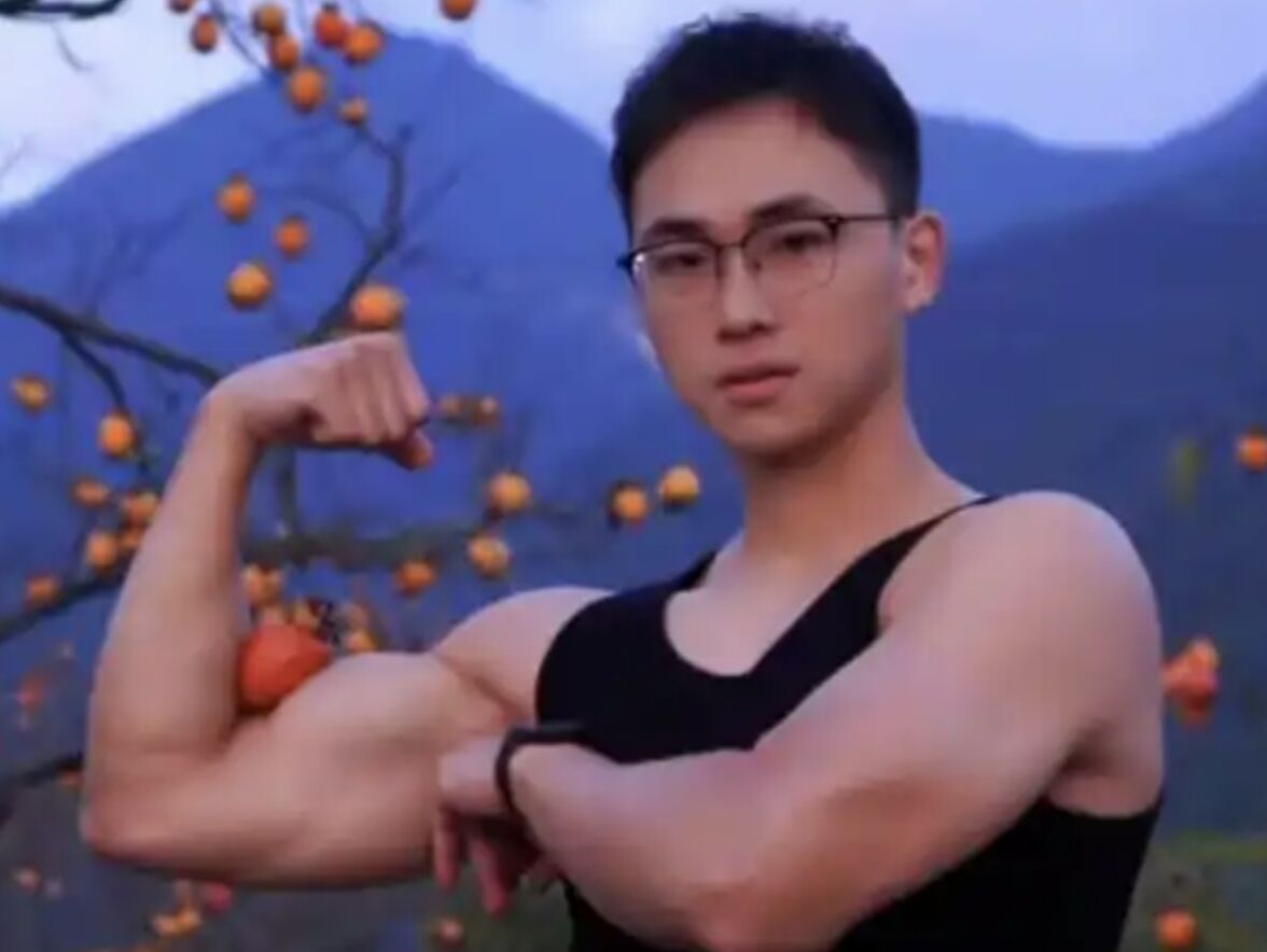 ▲路「最帥村幹部」秀肌肉夾爆柿子行銷農產品爆紅。(圖/翻攝微博)