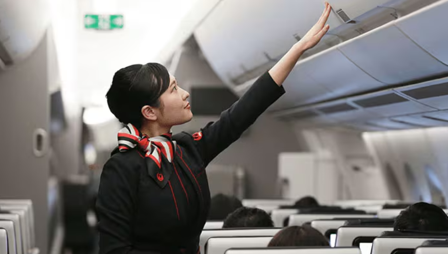 ▲▼ 日本航宣布空姐、地勤「可穿運動鞋上班」! 1.4萬員工受惠。(圖/日本航空)