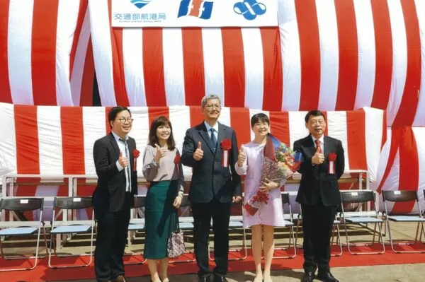 ▲左起船舶組視察華學文、船舶組科長王淑娟、葉協隆局長及其夫人、劉嘉洪組長在澎湖輪下水典禮合照。(圖/港務公司提供)