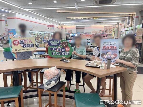 ▲永樂警深入超商宣導反詐與交通安全。(圖/記者楊晨東翻攝)