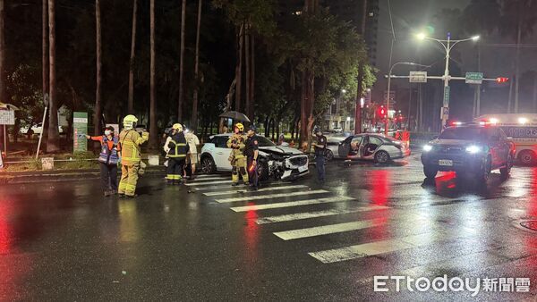 ▲▼台南凌晨慘撞!6人送醫搶救中。(圖/民眾提供)