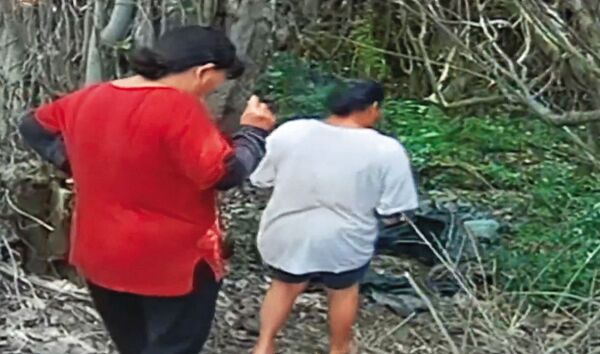 阿昌的骨骸在竹林裡被人發現,家屬悲慟認屍。(翻攝東森新聞)