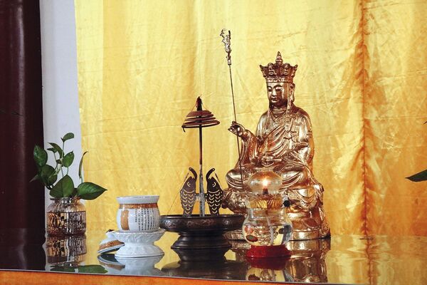 黃男家中供奉地藏王菩薩,警方研判他信鬼神,帶他到死者靈前上香,順利突破心防。(示意圖,東方IC)