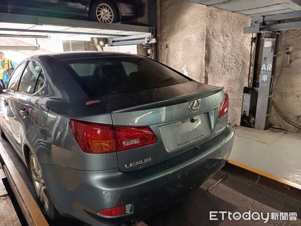 ▲▼19年LEXUS轎車法拍1500元 中古車業者直言「虧大了!」。(圖/法務部行政執行署宜蘭分署)