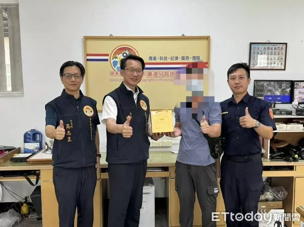 ▲警察局長甘炎民到東港警分局頒獎逮獲車手有功員警。(圖/記者陳崑福翻攝)