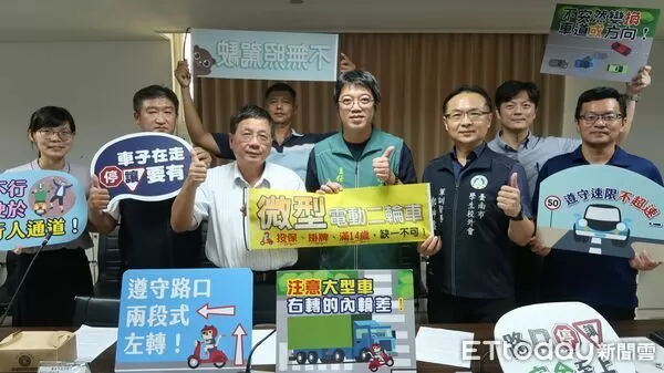 ▲台南市教育局推動「校園機車安全宣教計畫」,學生透過模擬操作學習防禦駕駛觀念。(記者林東良翻攝,下同)
