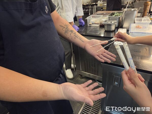 北市米其林指南餐廳「老烤箱義式披薩餐酒」傳出疑似食物中毒。(圖/北市衛生局提供)