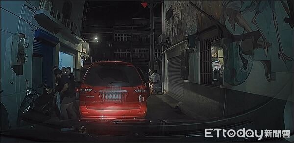 ▲台南麻豆區新樓醫院停車場清晨驚傳槍響,警方封鎖現場採證,循線將30多歲涉案姓男子逮捕送辦。(記者林東良翻攝,下同)