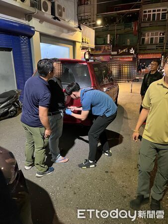 ▲台南麻豆區新樓醫院停車場清晨驚傳槍響,警方封鎖現場採證,循線將30多歲涉案姓男子逮捕送辦。(記者林東良翻攝,下同)