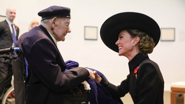 凱特王妃與100歲的二戰老兵唐納比爾瑞德斯頓求教長壽祕訣。(翻攝X@KensingtonRoyal)