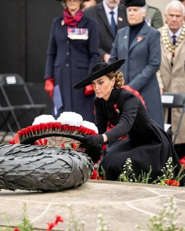 凱特放上花環,向戰亡將士致敬。(翻攝royalbritishlegion IG)