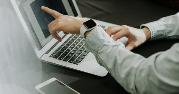 徵信社徵「感情破壞專員」職缺。(示意圖/翻攝自unsplash)