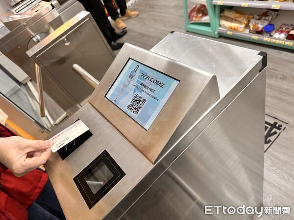 ▲▼7-ELEVEN再攜手工研院於中央大學開設第三間未來超商「X-STORE 9」,採AI影像追蹤技術、140支攝影機與光學雷達實現「拿了就走、免掃碼」,並設置全台首座自動化門市取貨倉,取貨全程零接觸。(圖/記者林育綾攝)