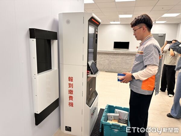 ▲▼7-ELEVEN再攜手工研院於中央大學開設第三間未來超商「X-STORE 9」,採AI影像追蹤技術、140支攝影機與光學雷達實現「拿了就走、免掃碼」,並設置全台首座自動化門市取貨倉,取貨全程零接觸。(圖/記者林育綾攝)